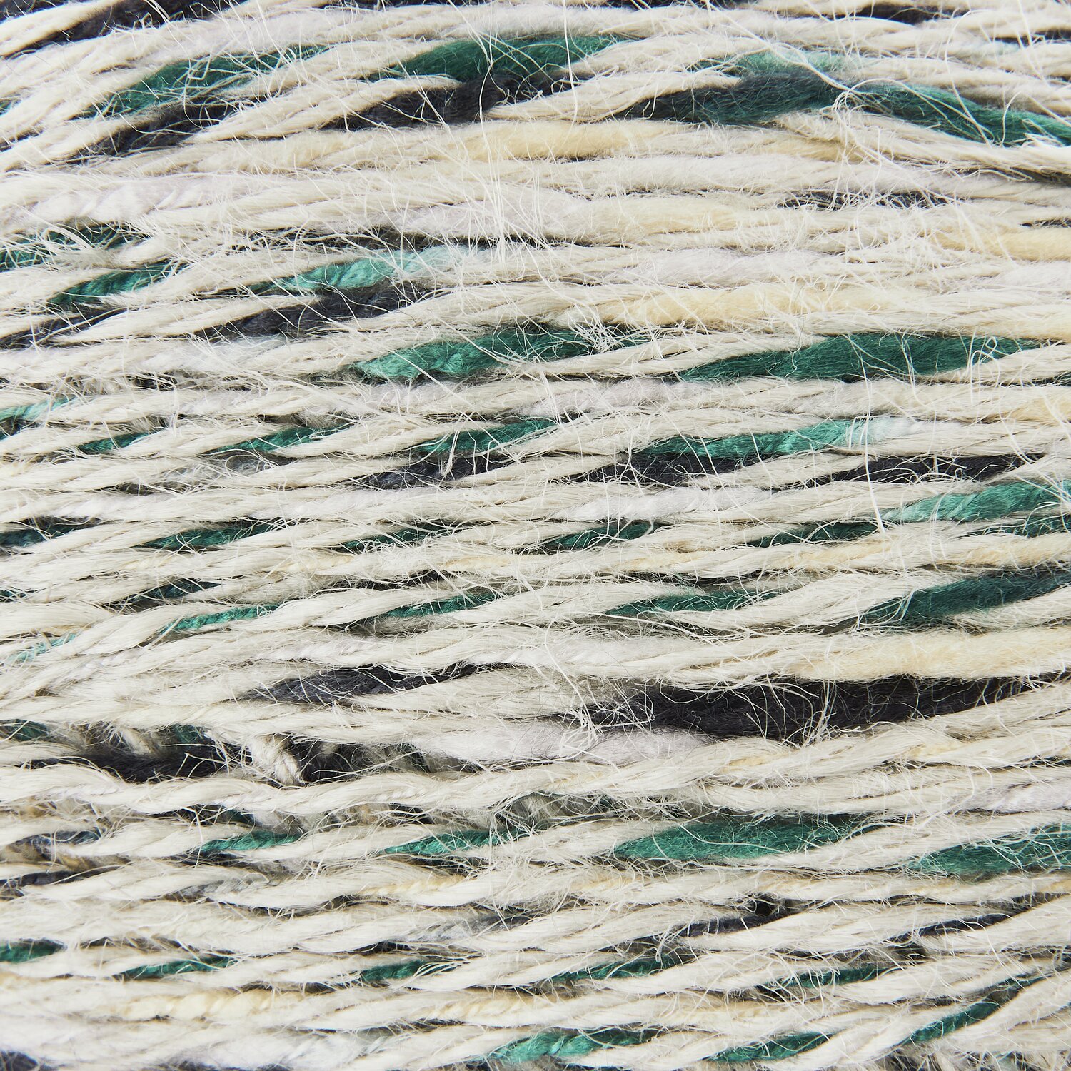 Creative "Hey Jute": Garn in Naturtönen mit grünen Akzenten, ideal für kreative Projekte.