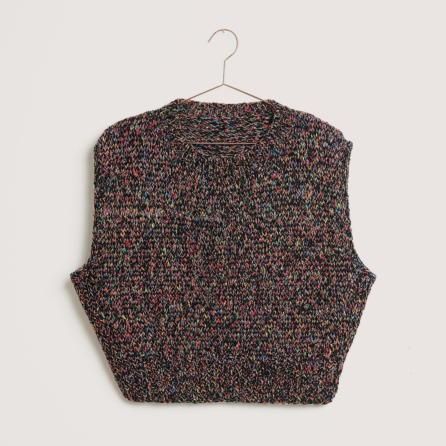 Rico Design Fun Alpaka Cotton Blend aran: Gestrickter Pullover in Multicolor auf einem Kleiderbügel. Ideal für stilvolle, warme Outfits.