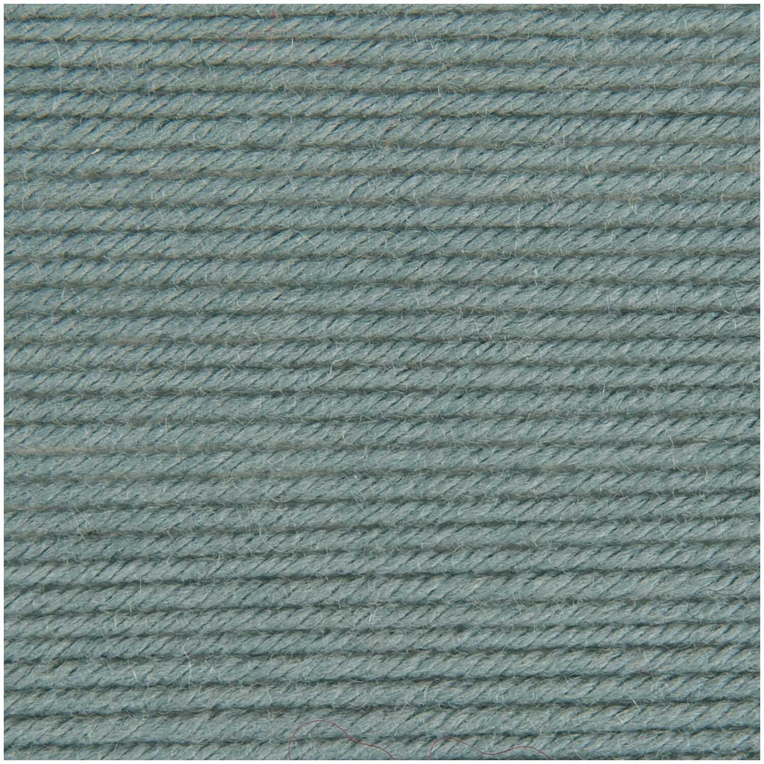 Siena 50g 135m Farbe Patina von idee. Creativmarkt Siena Wolle in Patina von Wolle Rödel, 50g 135m. Nahaufnahme von weicher, gleichmäßig gewickelter Wolle in einem sanften Grauton.