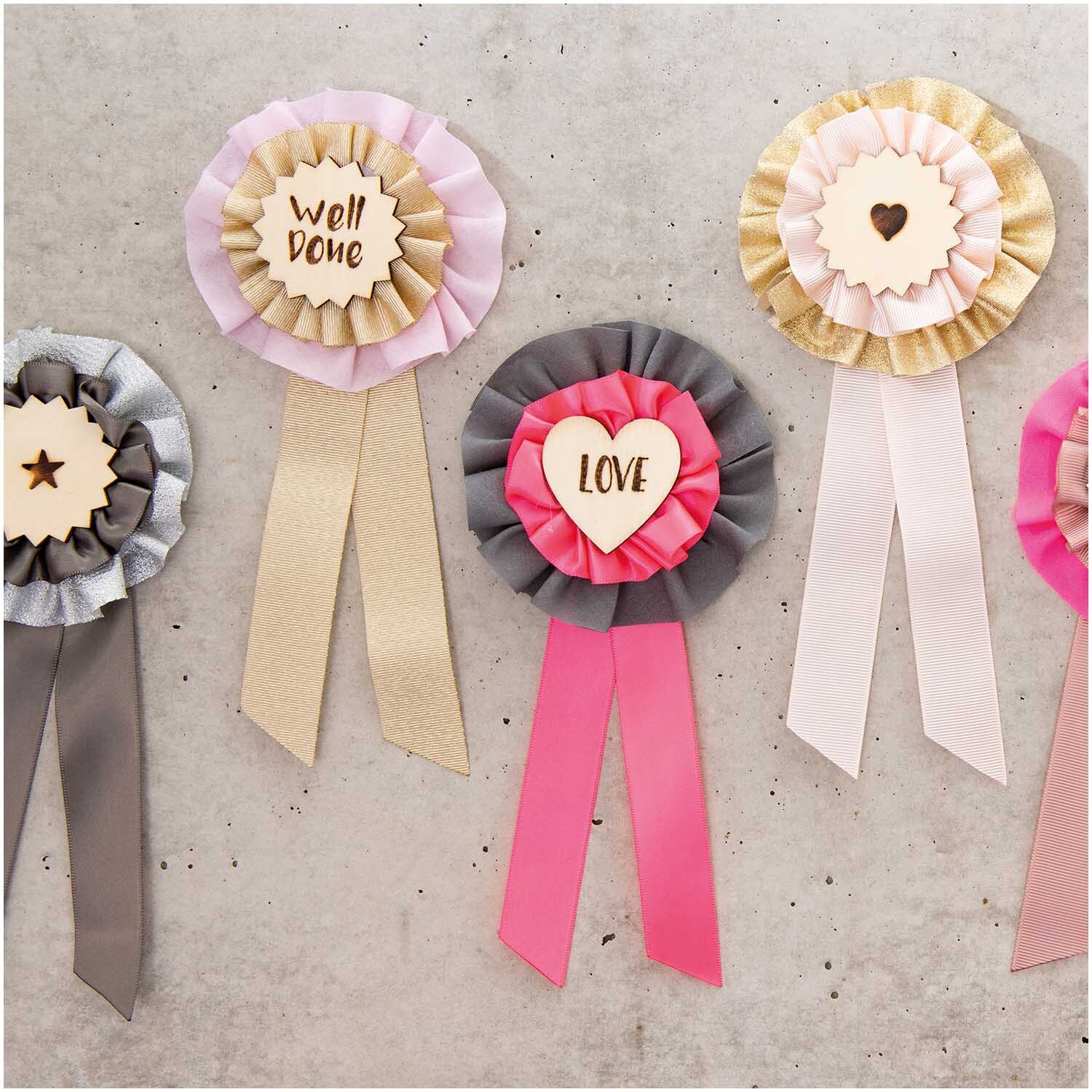 Brandmalkolben-Set inkl. 5 Aufsätze von Rico Design. Bild zeigt bunte Rosetten mit Botschaften.