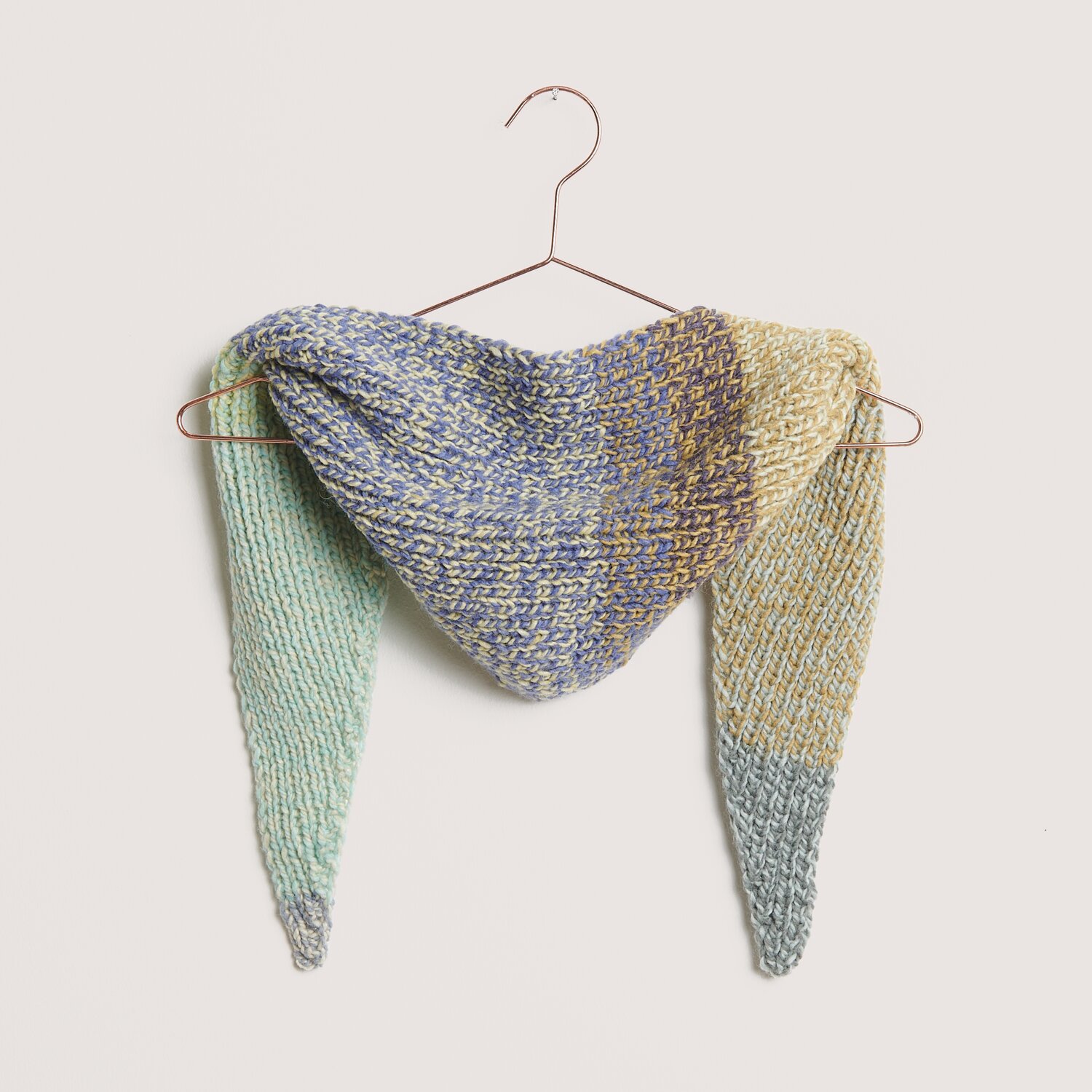 Die Neue Masche No. 14 Winter von idee. Creativmarkt Meadows: Dreieckstuch in sanften Blau- und Grüntönen, gestrickt aus Rico Design Garn.