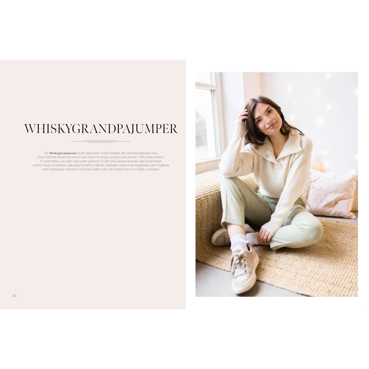 Whiskygrandpa Jumper: Frau in hellem Strickpullover sitzt entspannt auf einem Teppich vor einem Fenster.