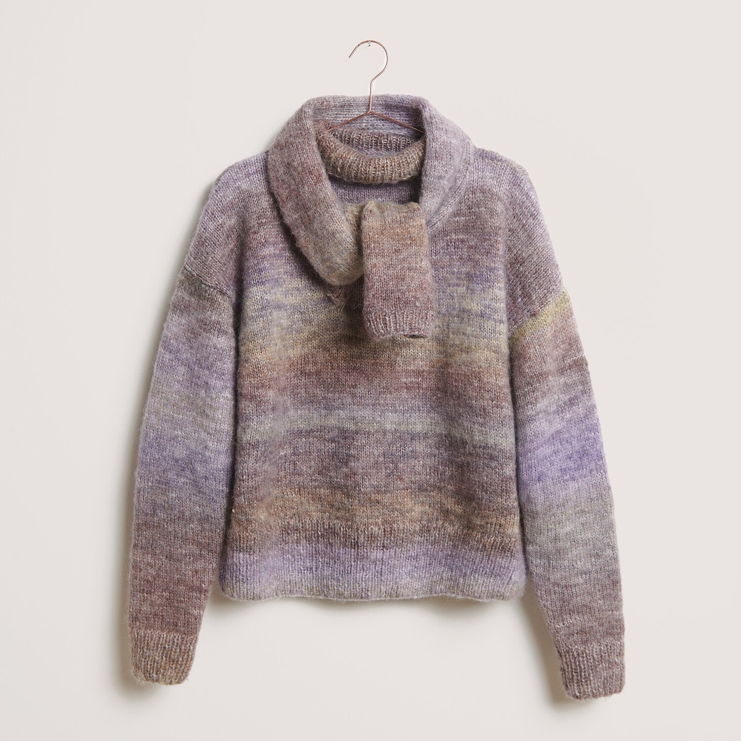 Gestrickter Pullover  Gestrickter Pullover  mit Schalkragen, mehrfarbig