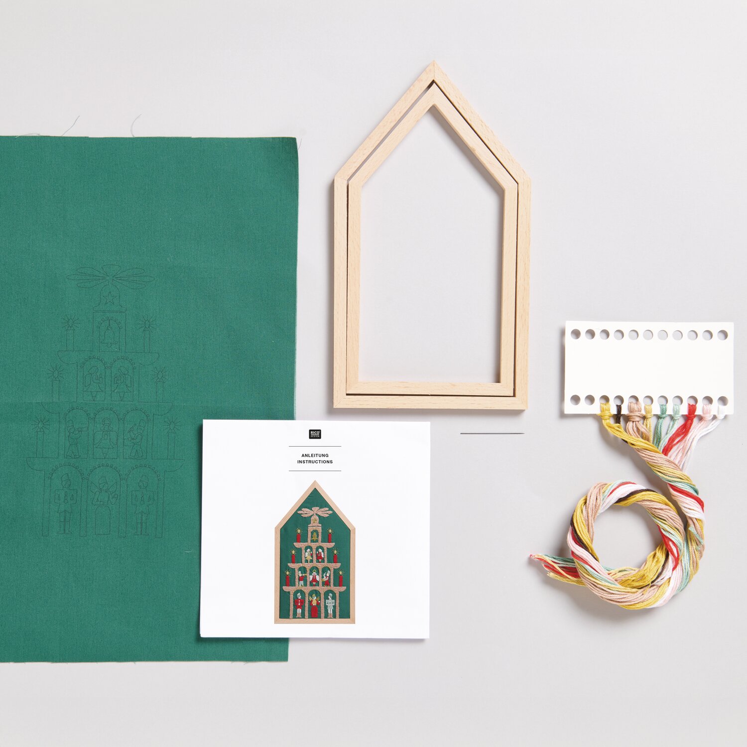 Stickpackung Pyramide vorgezeichnet 12,5x22,5cm von Rico Design Stickpackung Pyramide vorgezeichnet: Grüner Stoff, Holzrahmen, Garn und Anleitung von Rico Design. Ideal für kreative Handarbeiten.