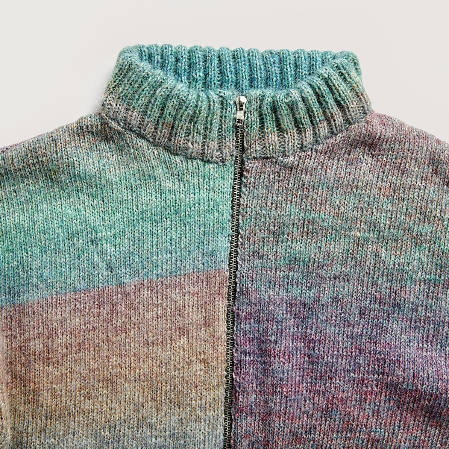 Creative Painted Power Cotton dk 100g 300m Farbe Deep Ocean von Rico Design Creative Painted Power Cotton dk: Bunter Strickpullover mit Reißverschluss, harmonische Farbverläufe in Blau, Grün und Rosa.