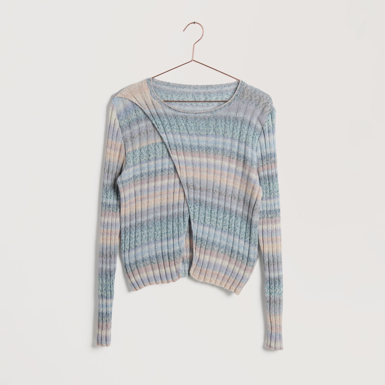 Strickset Pullover Modell 32 aus Lovewool No. 22, gestreift in Blau- und Beigetönen, auf einem Kleiderbügel.