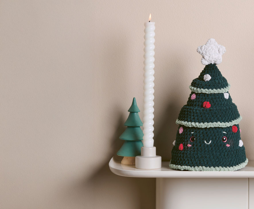 Gehäkelter Tannenbaum auf Regalbrett