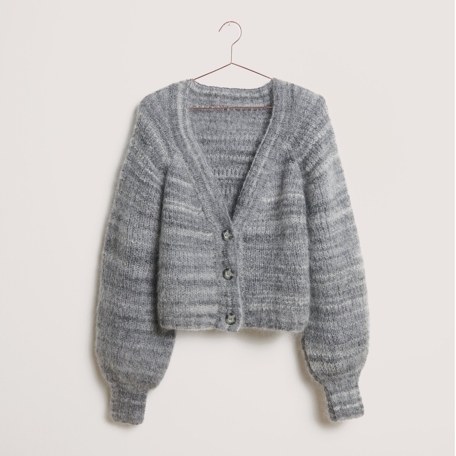 Fashion Meri Mohair Print 50g 275m Farbe Stone Grey von Rico Design Fashion Meri Mohair Print: Grauer Cardigan mit Knöpfen, gestrickt aus weichem Mohairgarn.