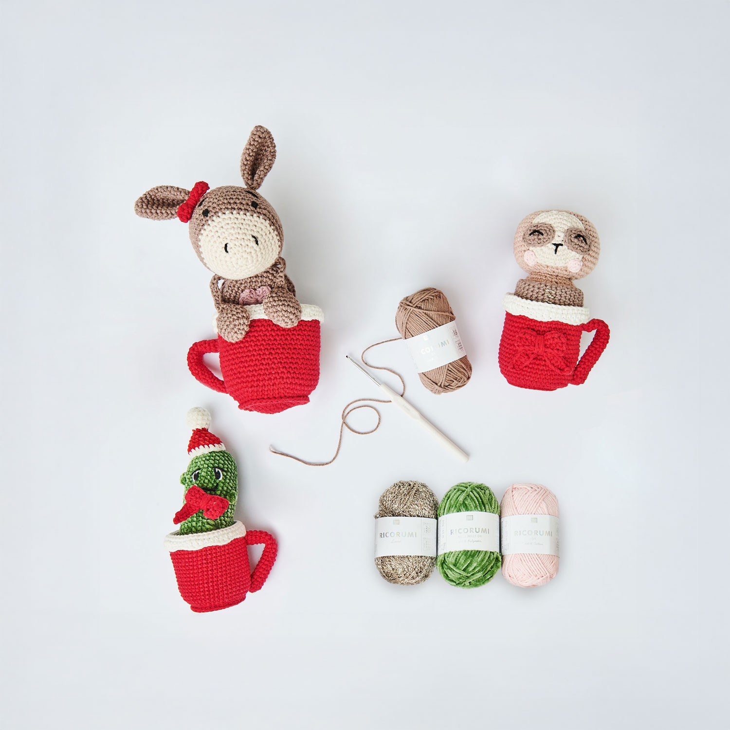 Ricorumi Weihnachtsfiguren auf hellem Hintergrund