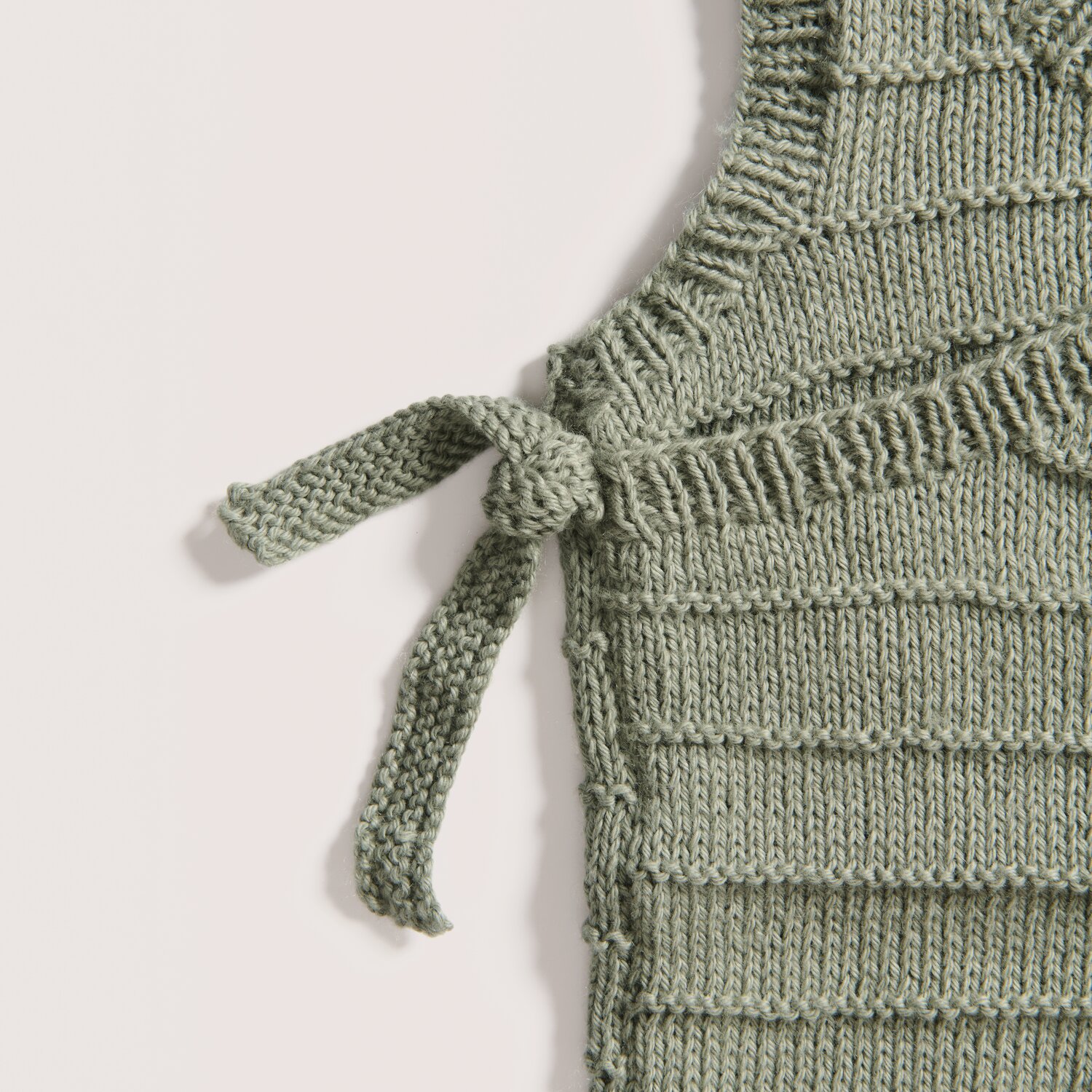 Rico Baby 043: Gestricktes Babyoberteil aus Bio-Baumwolle und Kaschmir in Efeu von Rico Design.